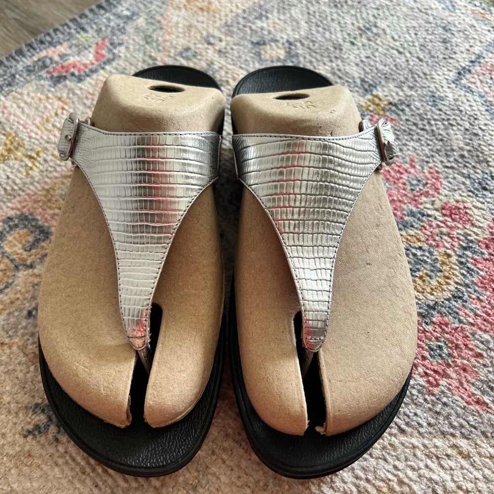 Fitflop Silver Textured Women's Sandals